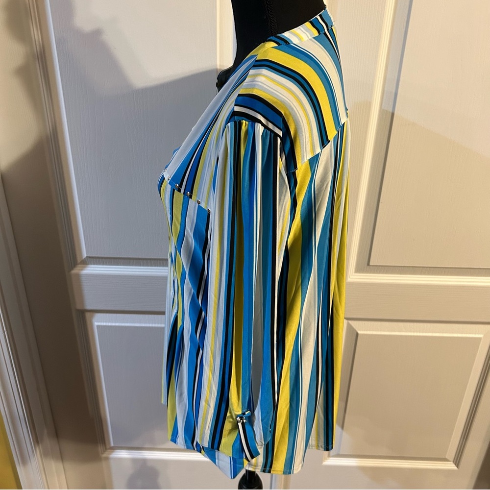 Beautiful Tunic Style Blouse - Picture 3 of 4